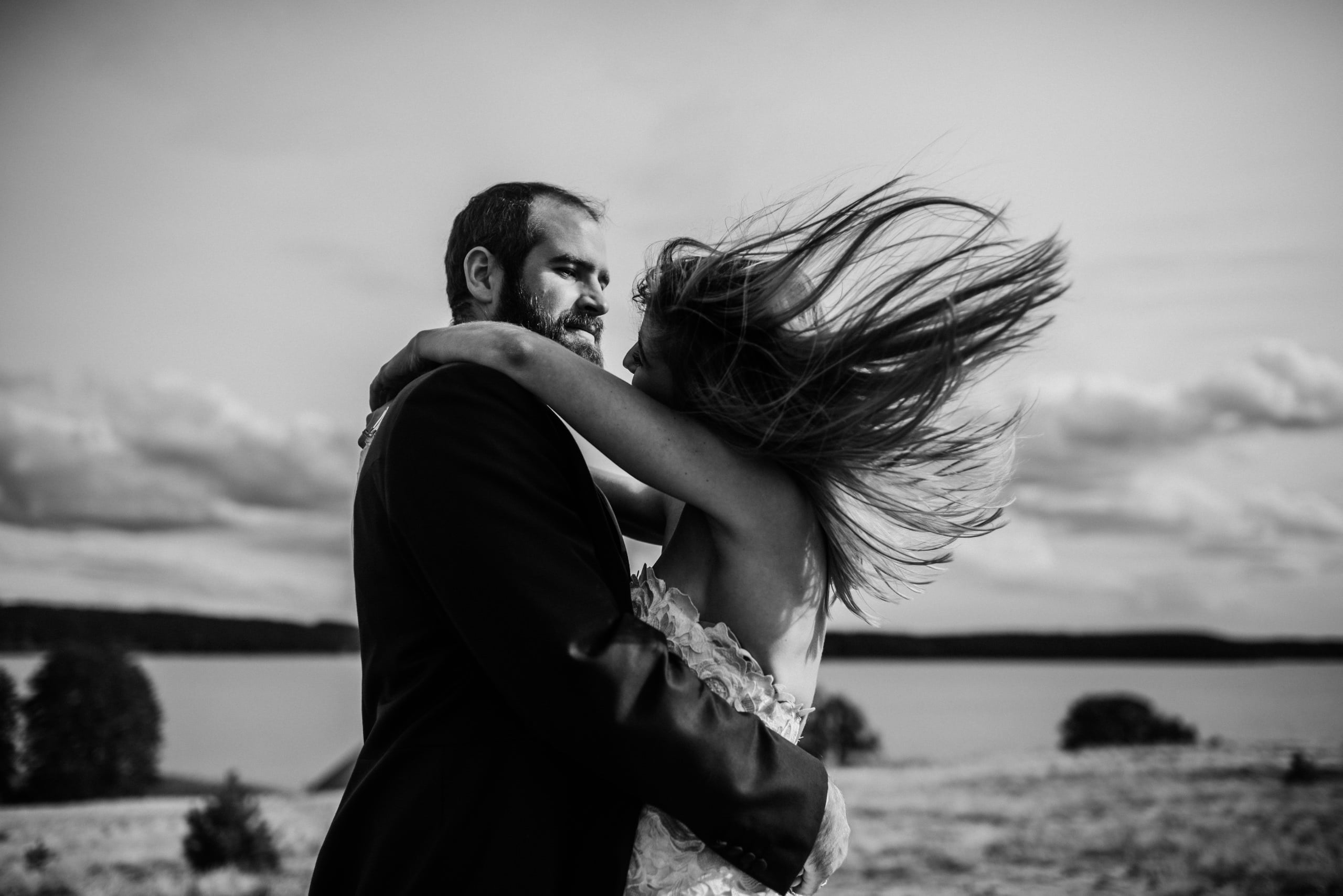 plener poślubny na wzgórzach